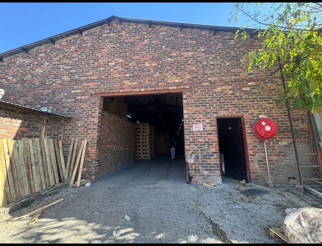 700M² WAREHOUSE TO LET IN KEW INDUSTRIAL
